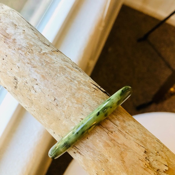 Vintage Green Stone Bangle Bracelet - Picture 11 of 17